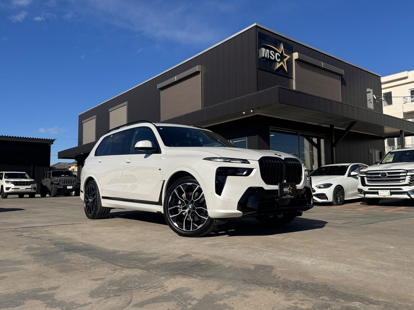 MSC 川越店舗前に展示されたBMW X7